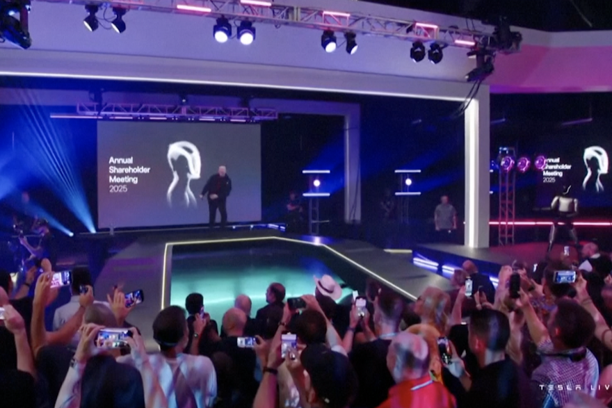 Musku odobrili ogromni paket plaće za sljedeće desetljeće: Od sreće zaplesao s robotom