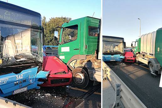 Auto zdrobljen između autobusa i kamiona na Mostu slobode: 'Čovjek je izašao sav krvav'