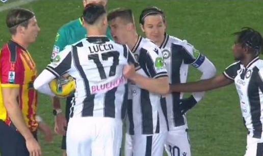 VIDEO Bizarno: Talijan 'ukrao' penal suigraču, zabio ga i slavio sam. Trener ga je izvadio iz igre