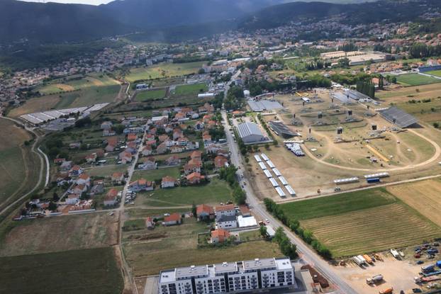 Sinj: Pogled iz zgrade na pripremu pozornice za koncert Marka Perkovića Thomspona