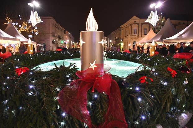 FOTO U Slavonskom Brodu zapaljena 3. adventska svijeća