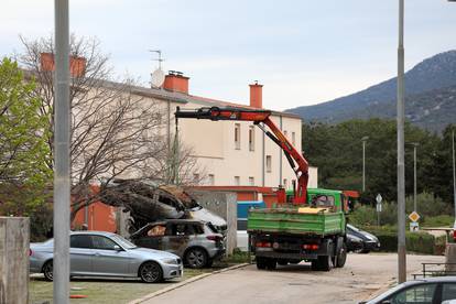 Cres: Očevid policije na mjestu gdje su zapaljena tri vozila