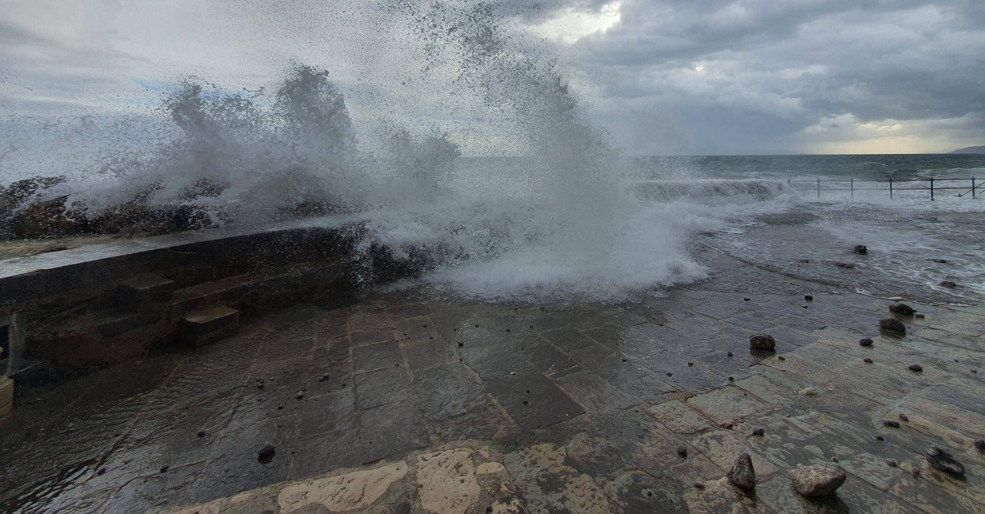 Jaki valovi potopili Lungo Mare u Opatiji i izbacivali kamenje