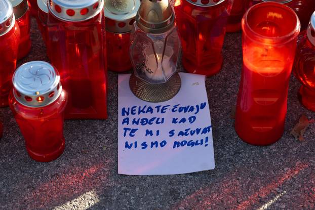 Zagreb: Poruke i svijeće za stradale u Osnovnoj školi Prečko 