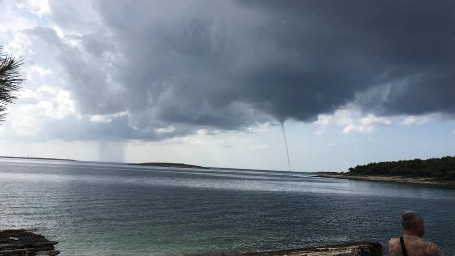 Spektakularna snimka pijavica u Puli: 'Jednu sam snimio iznad mora, bila je sve veća i veća'