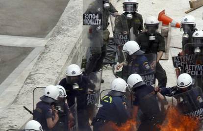 Grčka: Prosvjednici zapalili banku, 3 radnika se ugušila