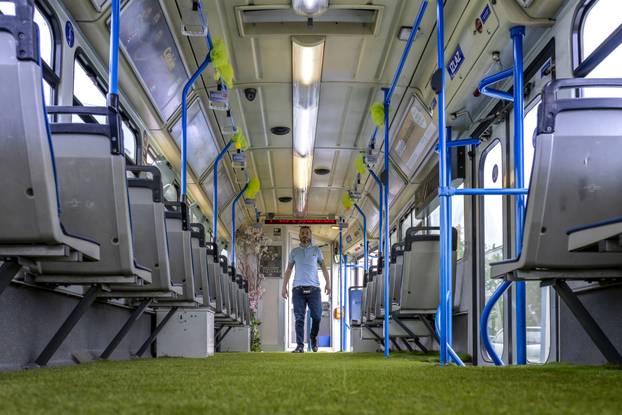 Tramvaj ukrašen Uskrsnim dekoracijama vozi po Osječkim ulicama 