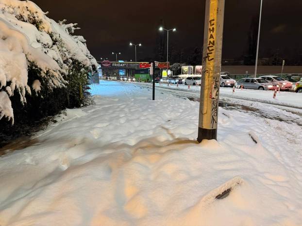 FOTO Zagreb zameten snijegom: 'Ponegdje na nogostupu i 15 cm snijega. Ljudi jedva prolaze!'