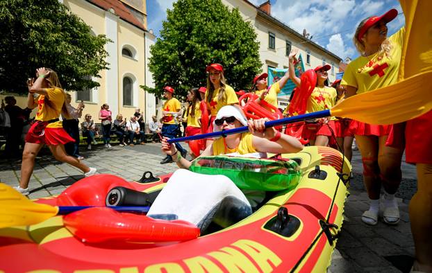 Maturanti u Varaždinu započeli svoj mimohod minutom šutnje za ubijenog Luku (19) iz Drniša