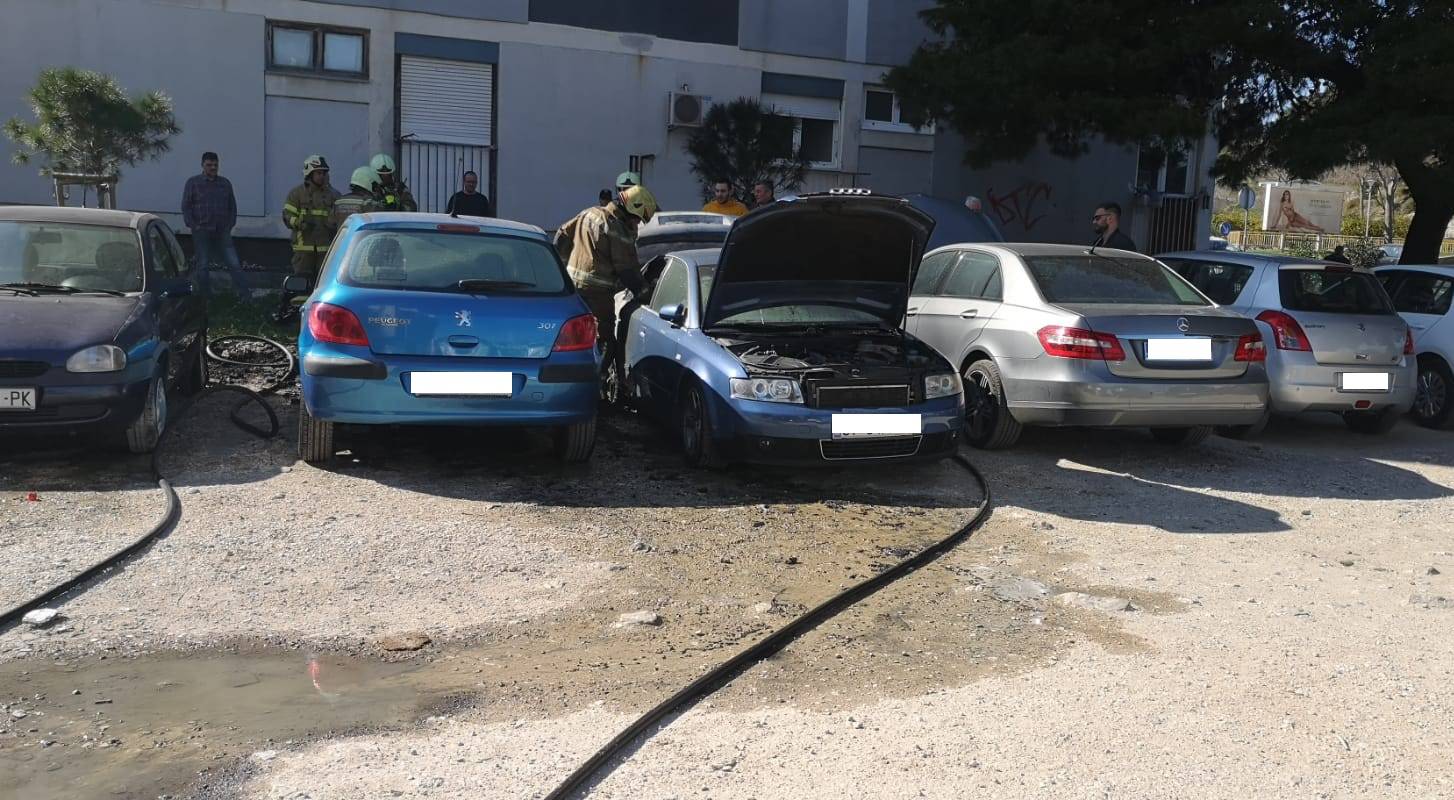 Buktinja u Splitu: Zapalio se parkirani auto, gorjela još tri
