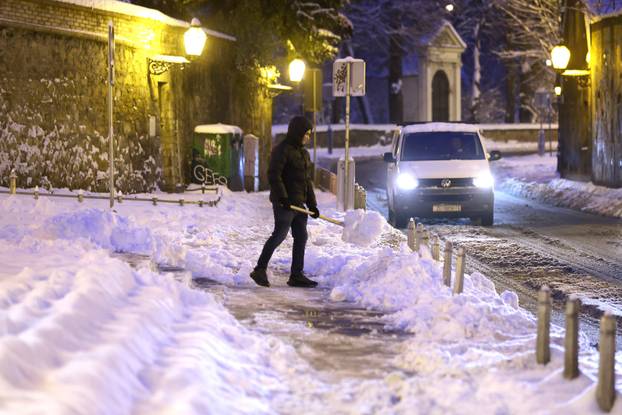 Zagreb: Građani čiste snijeg sa pločnika i ispred zgrada