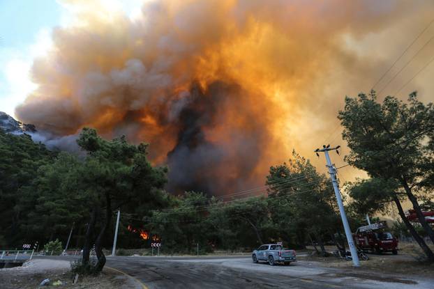 Huge wildfire rages in Aegean resort town of Marmaris