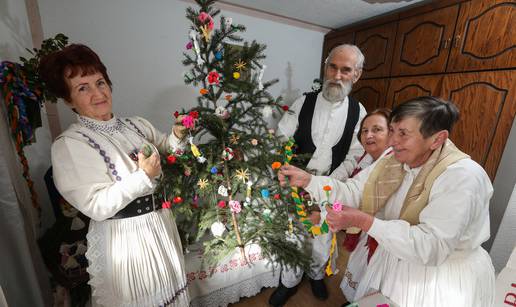 VIDEO Izrada tradicionalnih božićnih ukrasa od krepa i raznolikih prirodnih materijala