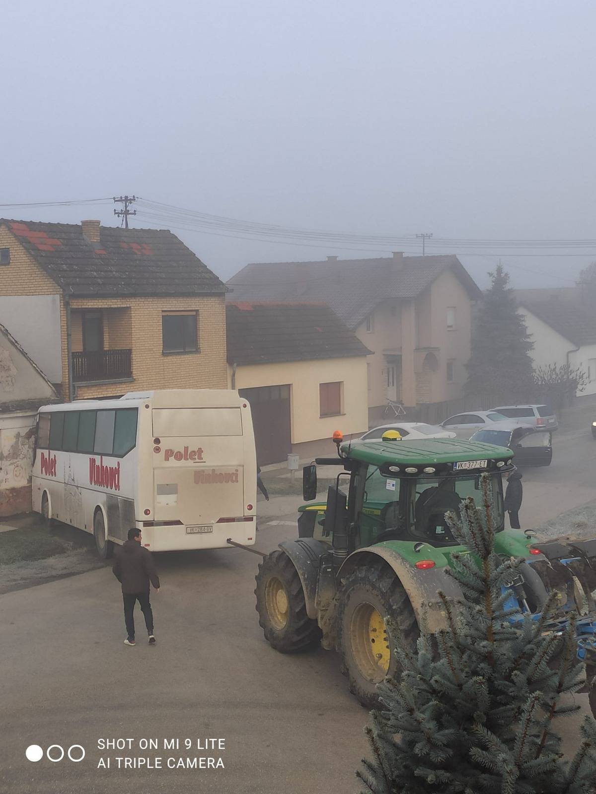 Vozač se busom zabio u kuću: Unutra su bile dvije djevojčice, izvukli ga kasnije s traktorom