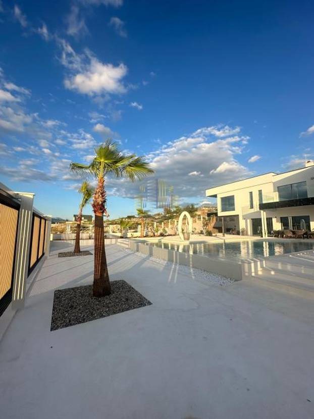 FOTO Luksuzni spektakl! Što mislite koliko stoji ova vila prvi red do mora u Novigradu?