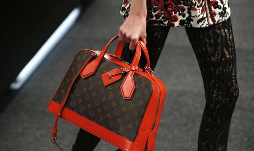 Ekolozi smatraju da s pariške avenije treba što prije maknuti ogroman Louis Vuitton kovčeg