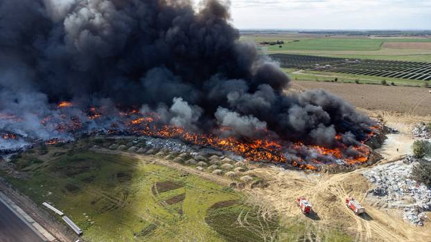 Ovako je izgledao ogromni požar koji je u listopadu izbio u osječkoj tvrtki za preradu plastike "Drava International"