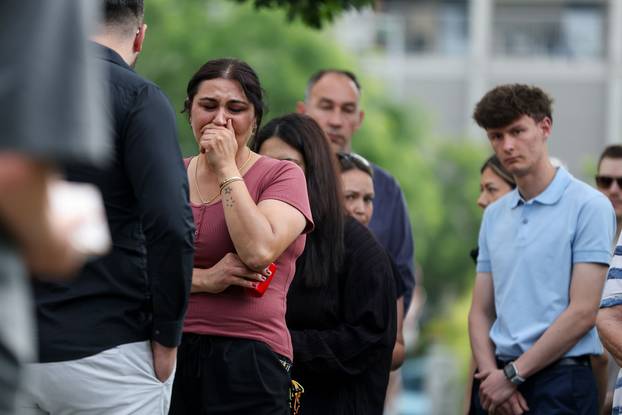 Graz: Dan nakon pokolja u školi brojni građani i učenici polažu cvijeće i pale svijeće za ubijene