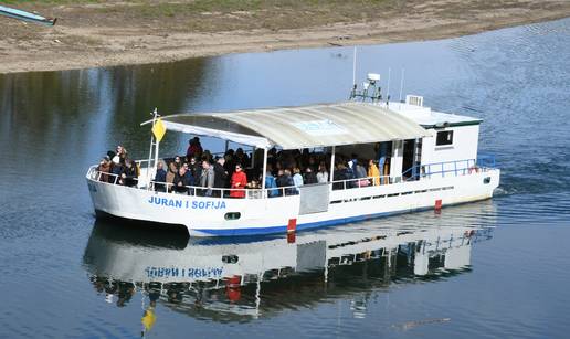 Plovidba Kupom: Brod 'Juran i Sofija' nudi poseban doživljaj grada Siska s rijeke...