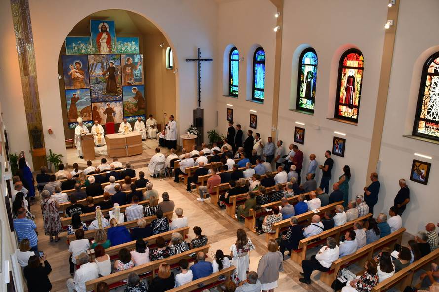 'Hvala dragome Bogu, naša župa je dobila moći sv. Ante iz Padove i svetog pape Pia X.'