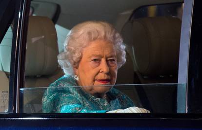Kraljica Elizabeta prvi put u javnosti nakon teške prehlade