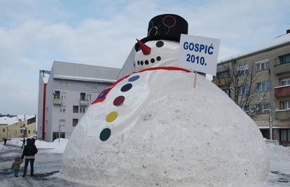 Rekorder: Snješka visokog 10 m napravili u Gospiću
