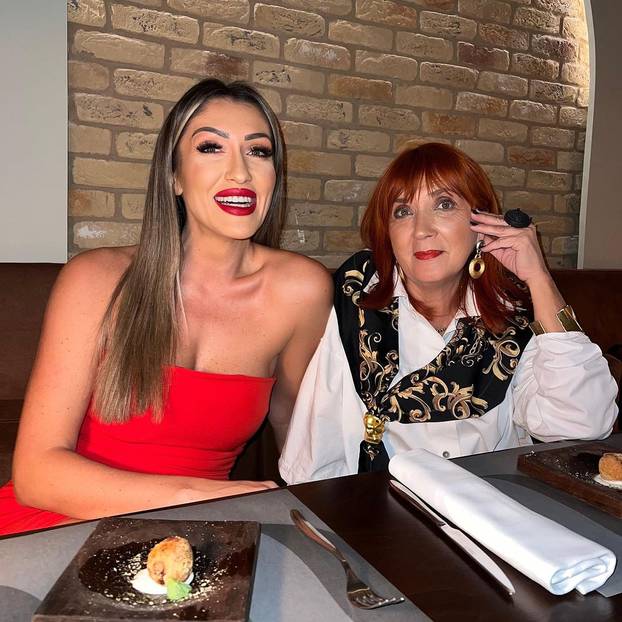 FOTO Hana Hadžiavdagić slavi rođendan: Pogledajte kako se mijenjala kroz godine...