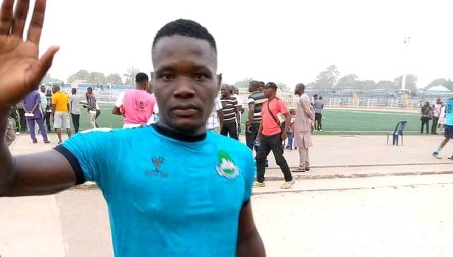 Nogometaš umro na travnjaku, a vozilo hitne gurali su redari?!