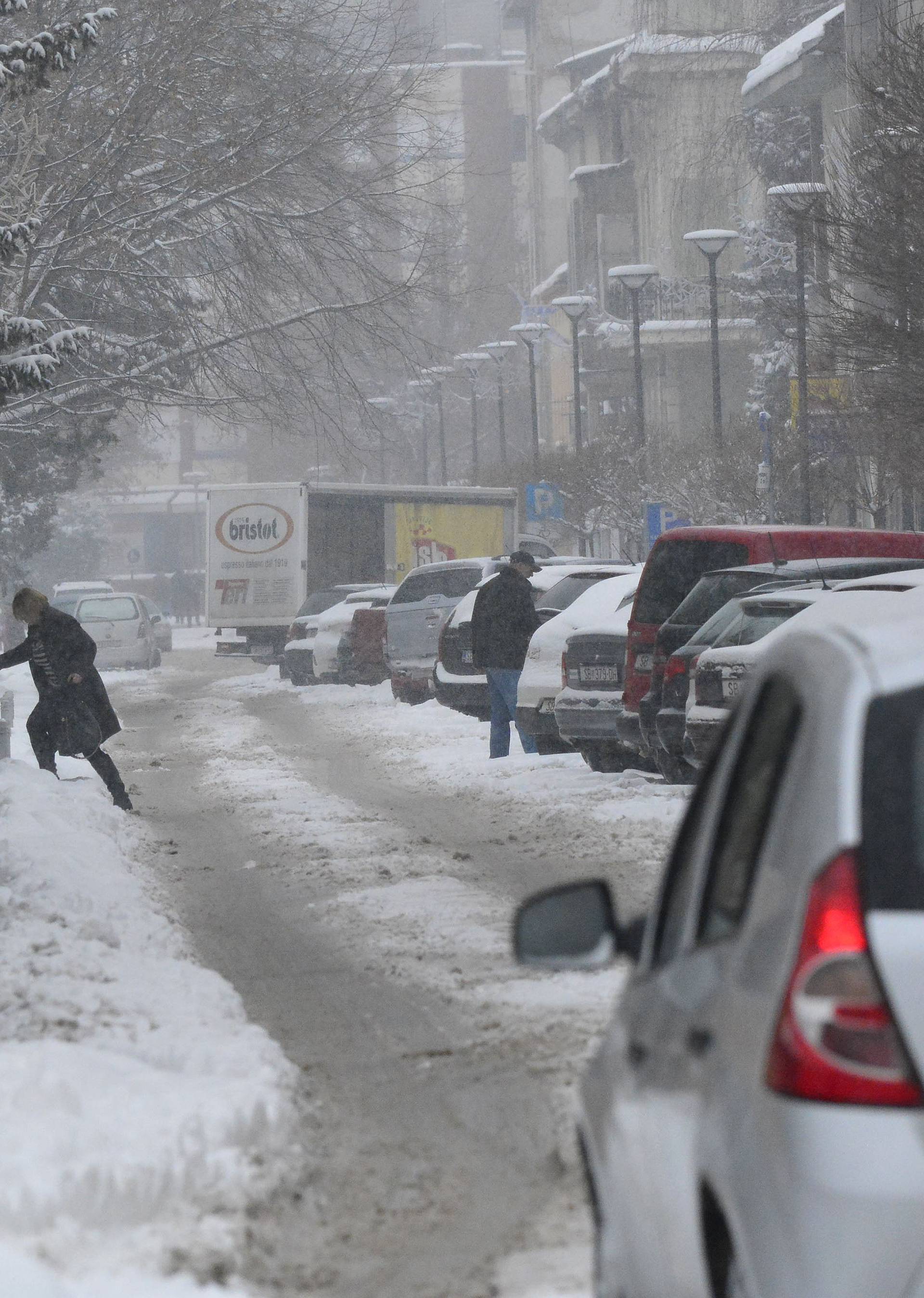 Pripremite se na zimu: Snijeg u ponedjeljak pada i u nizinama