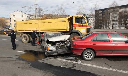 Zagreb: Na Mostu mladosti se sudarila 3 auta i kamion