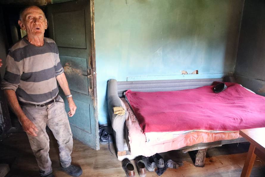 Stanko Samac, jedan od mnogih starijih na Baniji koji si ne mogu priuštiti drva za ogrijev 