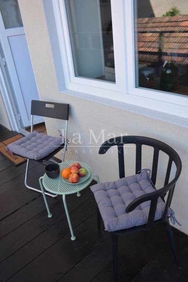 Ovo još niste vidjeli! Stolice po zidu, a krevet na 'stropu'. Ovih 18m2 u Zagrebu košta 122.000€