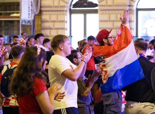 Zagreb: Navijači prate utakmicu na Trgu bana Jelačića