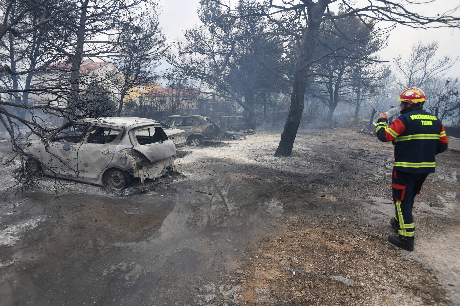 U požaru kod Grebaštice izgorili automobili