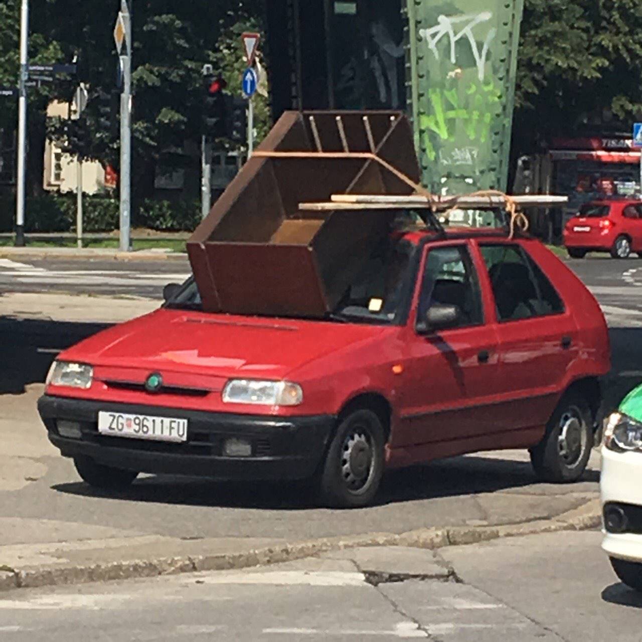 Vozač naglo zakočio pa mu ormar razbio staklo na autu