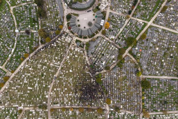 Sarajevo: Pogled iz zraka na posljednji ispraćaj Halida Bešlića na gradskom groblju Bare