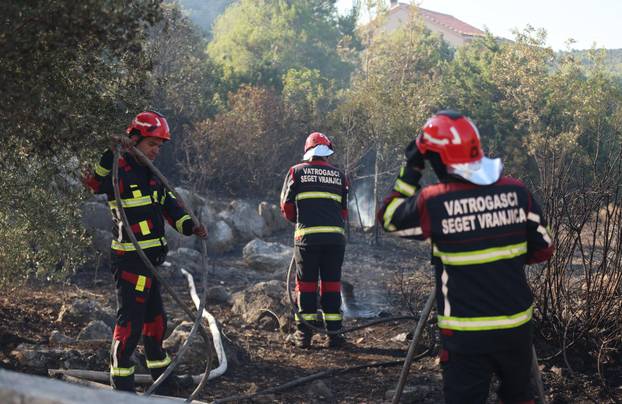 Požar u Vinišću stavljen pod kontrolu, policija istražuje uzrok