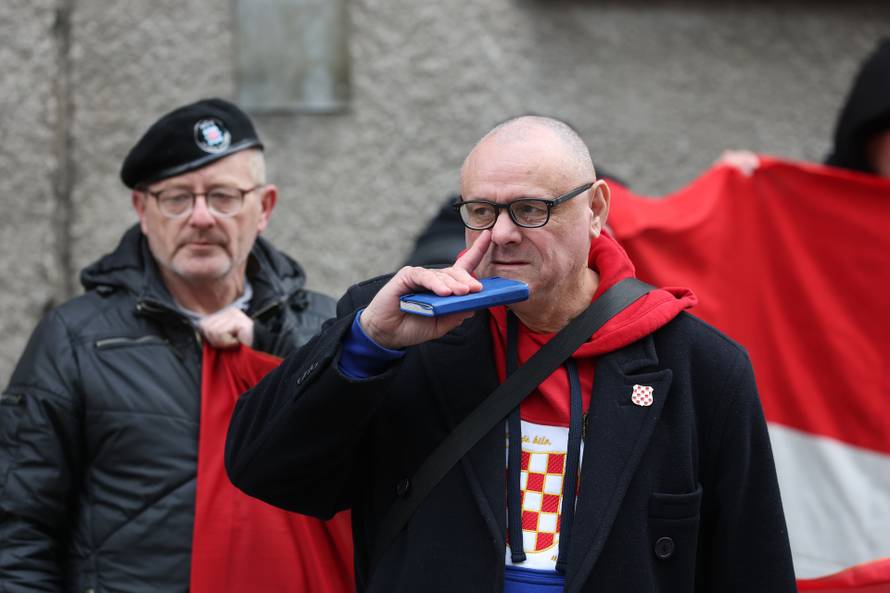 Prosvjednici  su stigli pred stan Tomislava Tomaševića i najavili  da će pjevati Thompsonove pjesme 