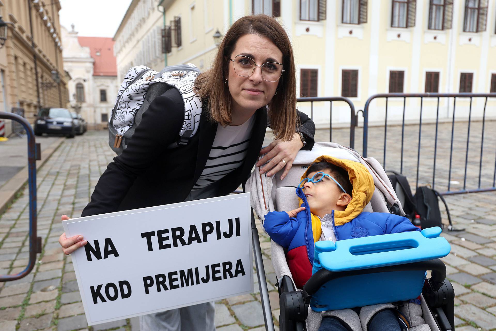 Zagreb: Marica Mikulić sa sinom Antom odlazi iz Banskih dvora nakon sastanka s Plenkovićem