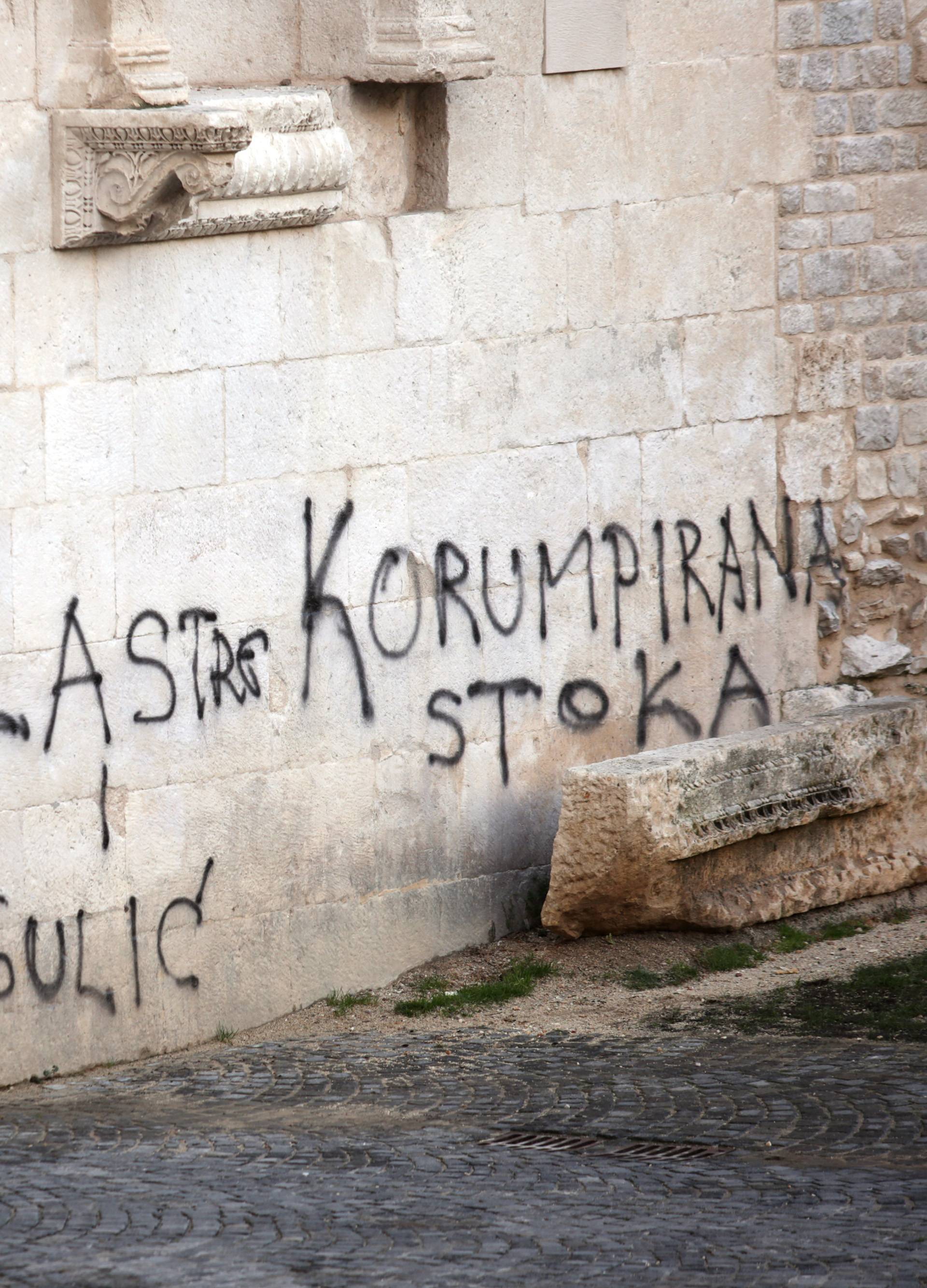 Split: Vandali grafitima uniÅ¡tili dio Dioklecijanove palaÄe