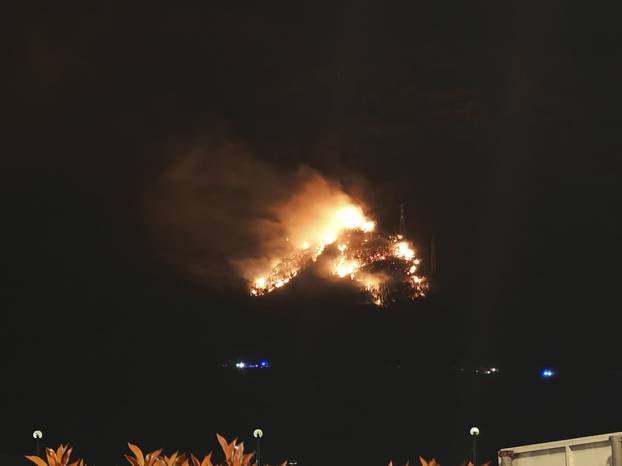 FOTO Borba s buktinjom: Požar kod Solina gasi  40 vatrogasaca