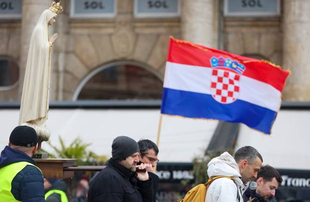 Zagreb: Interventna policija osigurava molitelje na glavnom Trgu