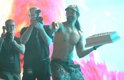 FOTO Aoki priredio spektakl na Velesajmu: U publiku je bacio čak osam torti sa šlagom...