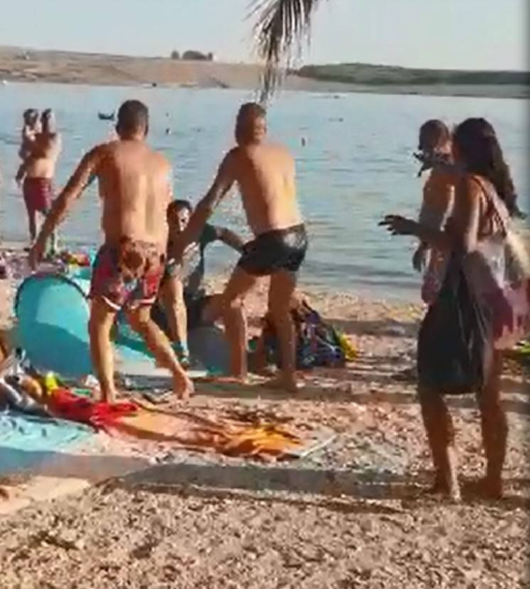 Djeca su vrištala: Na plaži se potukli gosti i vlasnik kafića