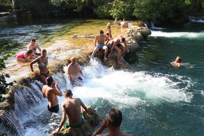 Mrežnica je prepuna kupača iz Zagreba, Karlovca i Duge Rese