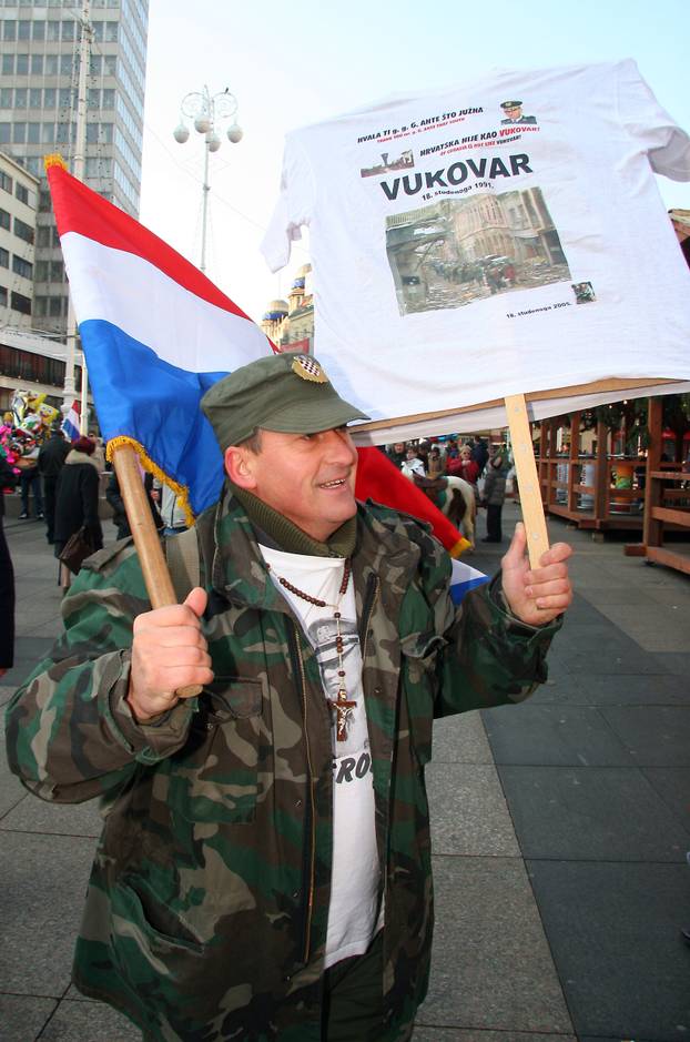 ARHIVA -  Tristotinjak osoba okupilo se na Jelačićevom trgu tijekom skupa podrške Gotovini