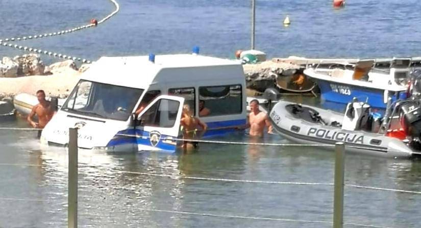 VIDEO Policijski kombi u moru: Izvlačili gumenjak pa se okupali