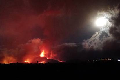 Vulkan na Kanarima još prijeti: Izbacuje lavu, morali evakuirati još ljudi, strahuju od eksplozija