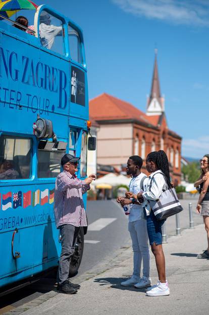 FOTO Zagreb pun turista, ne smetaju im ni paklene vrućine