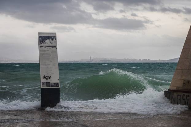Olujno jugo u Kaštelima